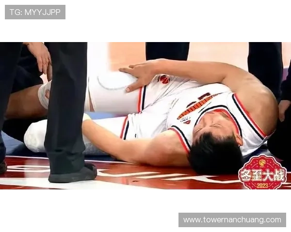 徐杰膝盖遭周琦重撞担架车进场队友背回更衣室急救中